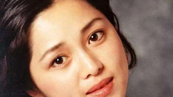 红楼梦|87《红楼梦》中，被妆容拉胯的四位女演员，现实中美翻了