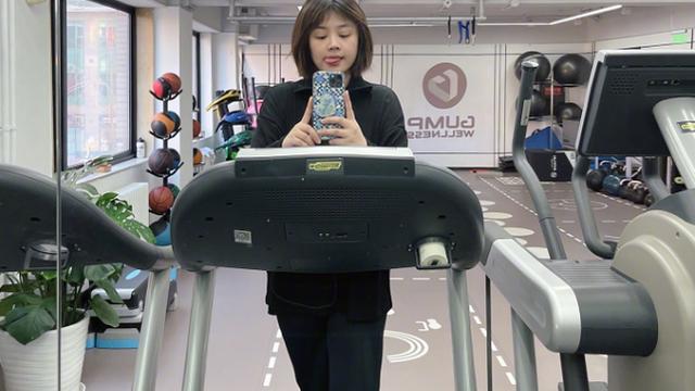 马思纯|马思纯在家做饭被拍，小腹突出明显疑似怀孕，大腿粗壮仍坚持健身