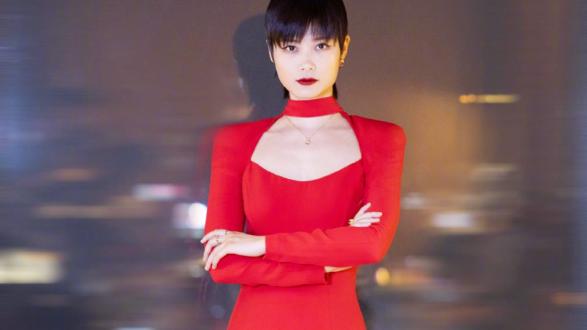 李宇春|李宇春穿搭珊瑚红长袖收腰礼服利落大方，2022年大年初一亮相春晚