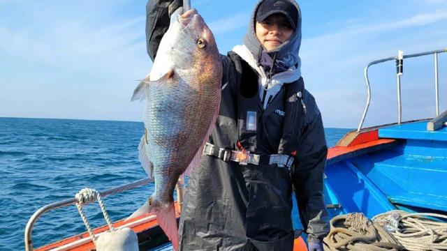 孔刘|孔刘李栋旭同出海钓鱼被偶遇？这画风朴素接地气，男神秒变大叔