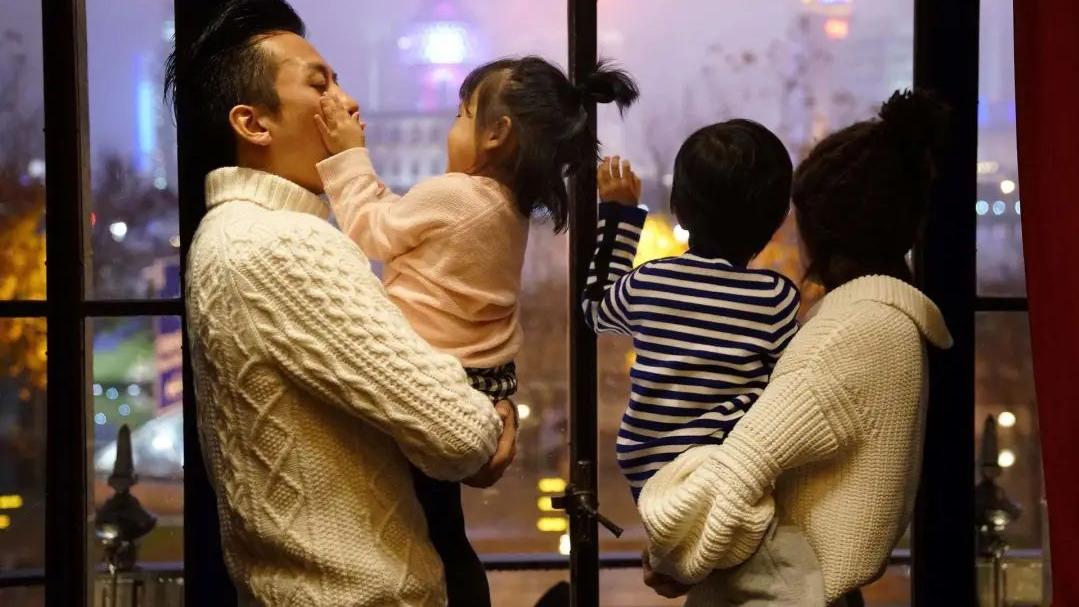 张庭|孙俪邓超逛夜市太惬意！手提塑料袋打扮似路人，男方穿拖鞋花裤衩