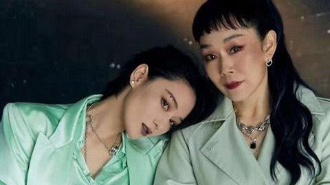穿衣搭配 张馨予母女合体拍大片，妈妈穿绿色风衣扎高马尾，腰和女儿一样细