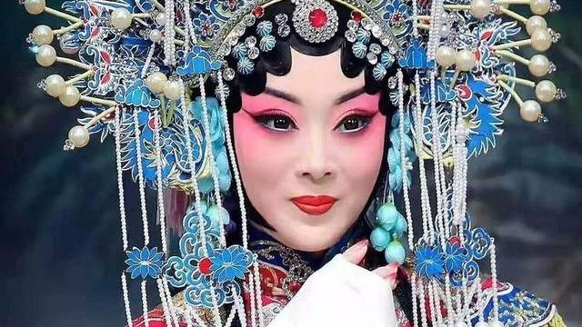 京剧|从京剧演员姜亦珊的离开，看京剧界的种种乱象，艺人还是艺人吗