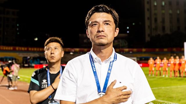 篮网队|深夜22点！中国老牌队官宣：足坛名宿担任球队主帅球迷送去三个字