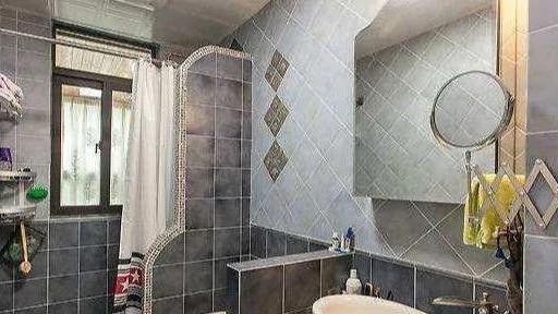 卫生间不要装挡水条了，头次见有钱人用这种设计代替，后悔才察觉