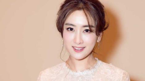 马苏|41岁马苏做家务浑身湿透！动作太大露肚皮，小腹平坦身材好