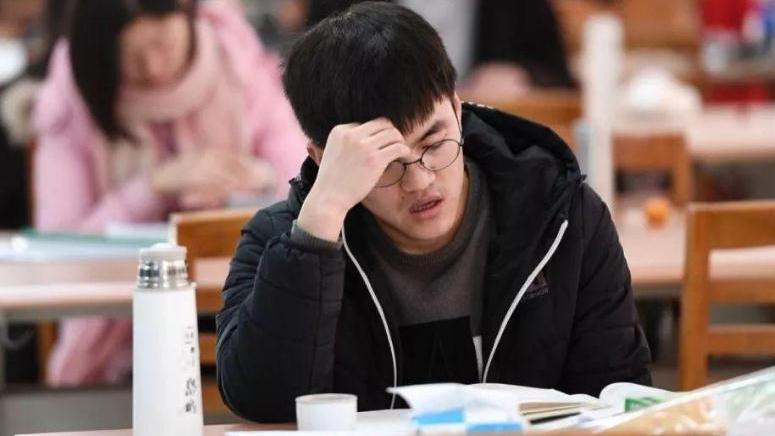 考研|专硕和学硕谁更吃香？研究生找工作时才发现真相，后悔当年选错