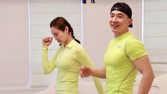 刘畊宏|刘畊宏夫妇被偶遇，真实身材引关注，网友：跟直播间差别太大