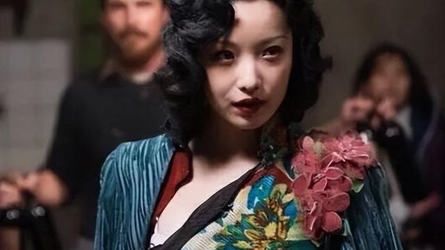 倪妮|倪妮参加活动穿着暴露一脸不屑被说耍大牌网友：把媚俗当个性