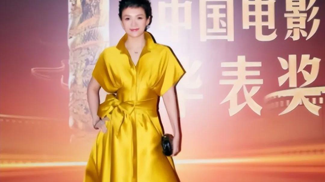 章子怡超短发造型太飒了，黄色缎面裙霸气又优雅，挡不住的高级感