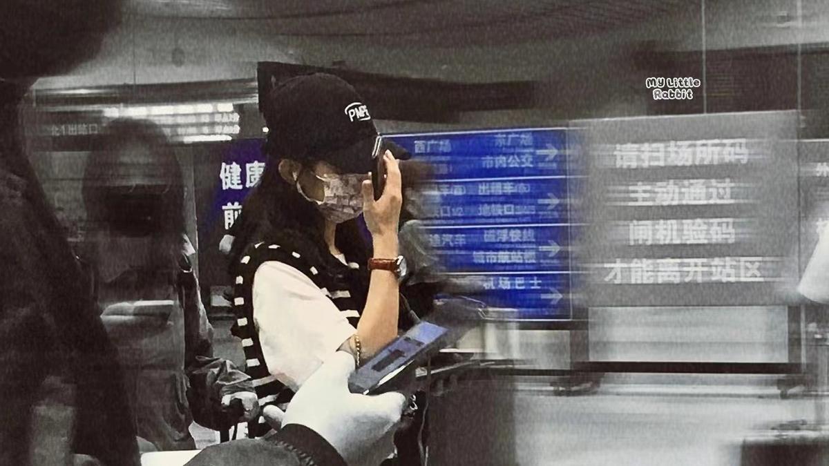 汪小菲|赵丽颖代言翻车后首亮相！不受影响在车站排队，穿针织衫瘦不少