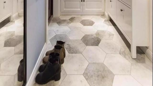 一进门就是客厅，该怎么设计呢？玄关隔断解决空间问题