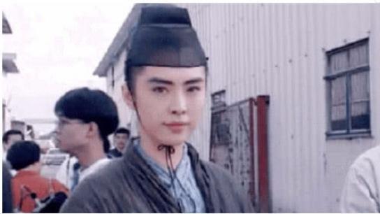 王祖贤|王祖贤多年前剧照，有谁注意过她旁边的小记者？如今成一线巨星！