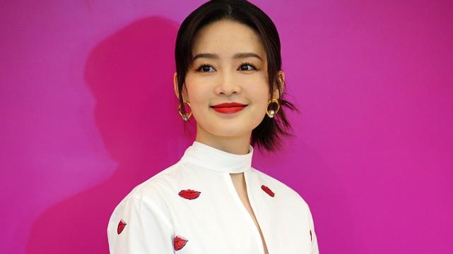 李沁|李沁的生图真能打，穿红色短裙好优雅，衬衫上的红嘴唇看着有个性