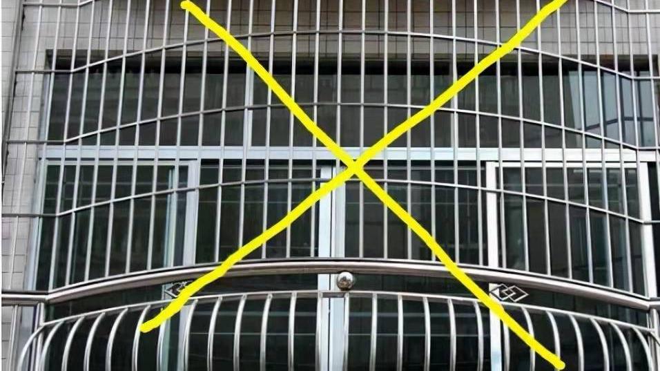 新房装修装了防盗网，小区邻居一个个都嘲笑太丑，原来如今都流行这样装了