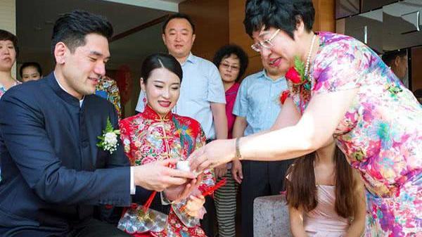 职业教育|老员工结婚，老板叫财务帮捎红包，悄悄打开红包一看，不淡定了