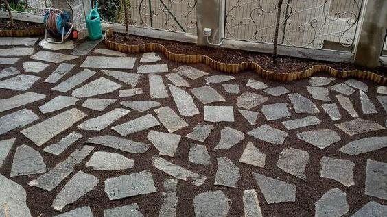 二手房翻新，将旧地砖敲碎一块块铺阳台上，一分钱也没多花，真香