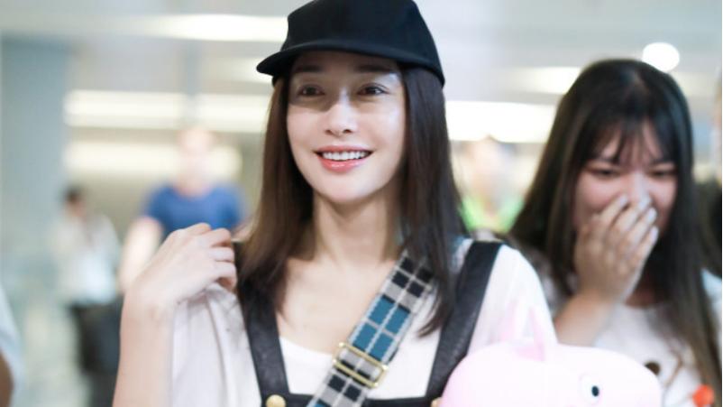 秦岚|就算秦岚硬凹少女感也不过分，长得年轻皮肤又白，真不像中年人