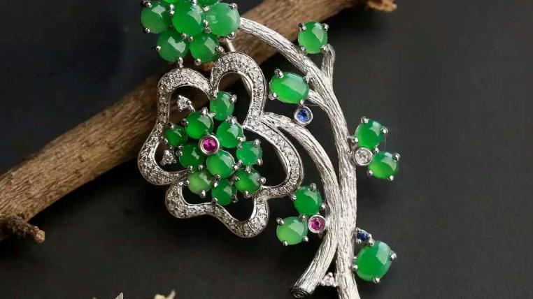 翡翠手镯|雕工的好坏决定着翡翠价值，设计新颖，线条流畅，会给翡翠加分