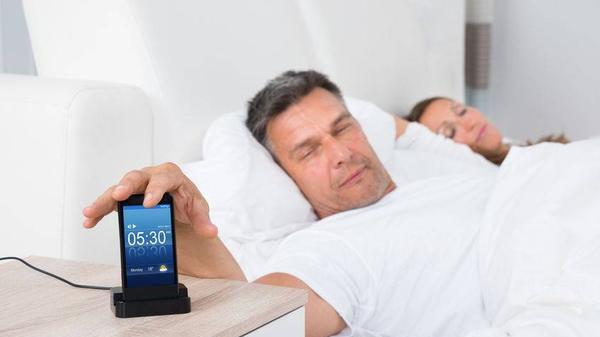 睡眠质量|睡觉时手机放床头会辐射致癌？并不会，但会导致身体出现3个危害