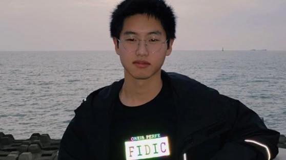 保安|卓妈晒孙辉骑自行车，单手握把被保安拦下，网友喊话让孙卓营业