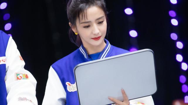 佟丽娅|佟丽娅离婚后罕上综艺！穿薄纱裙谢幕美成“仙女”，仪态端庄优越