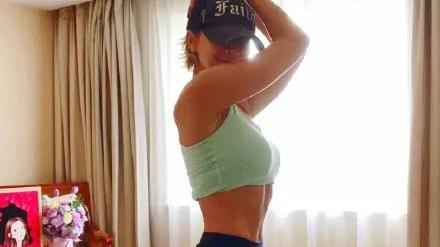 李玟|45岁李玟近照曝光，身材完胜少女：自律，是一个人最顶级的魅力