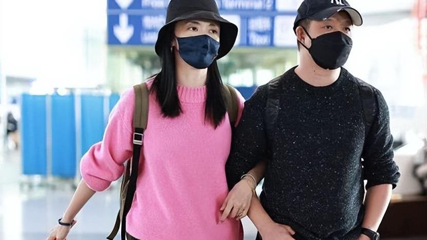 姚晨|姚晨的爱情让人羡慕！和老公合体高调挽手，夫妻档穿搭休闲接地气