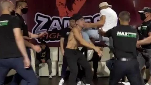 库鲁|发布会打架下死手！飞膝偷袭秒杀，引发拳迷愤怒！