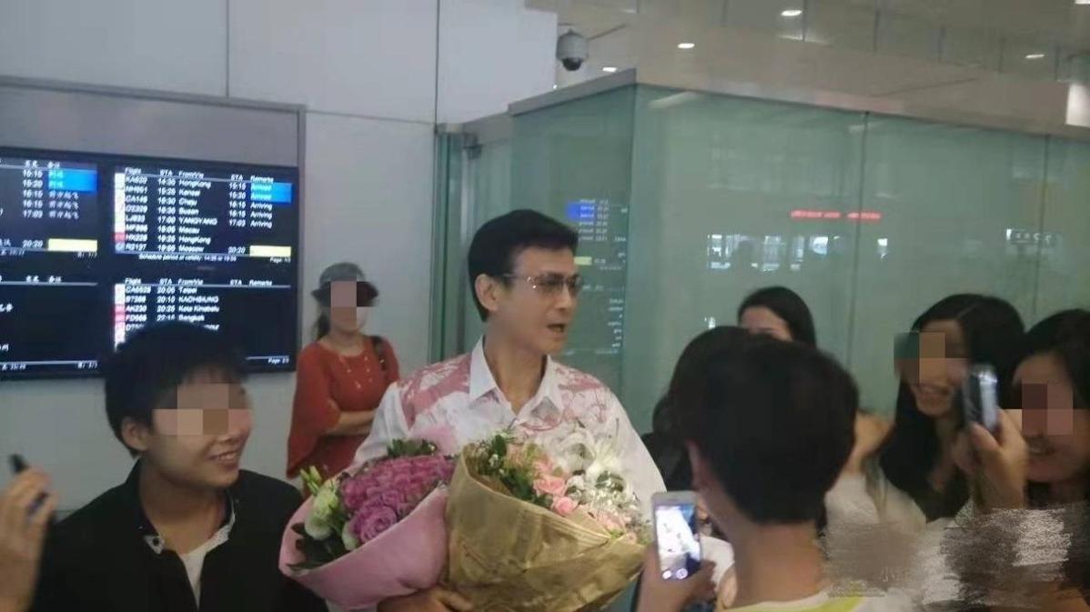 郑少秋|74岁郑少秋现身机场！瘦骨嶙峋难掩儒雅气质，被粉丝热情包围送花