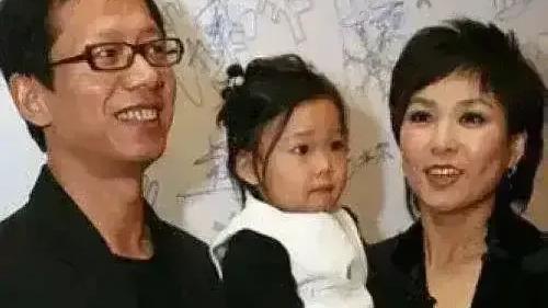 李静|有一次，主持人李静出门时故意在鞋柜上放了1000块现金