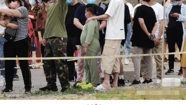 郭德纲|郭德纲全家排队做核酸，7岁郭汾瑒身材引热议，张云雷跟师傅同行