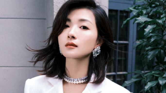 熬夜 万茜穿连衣裙太美了，一身纯白色西装裙拍写真，五官精致气质冷艳