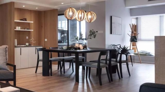 180平简约四居室客厅背景墙当书架与工作区，不仅美观实用