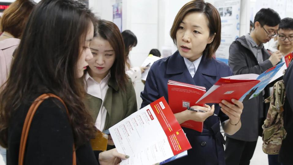 教师|少有“中年危机”的几类职业，入职工资虽然不高，但是越老越吃香