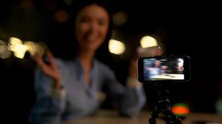 短视频|年薪可达百万元，这个行业火了！95后扎堆，为啥这么热？