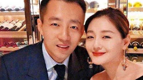 汪小菲|汪小菲近况曝光，520开豪车出门，手持雪茄面带笑容被指太假