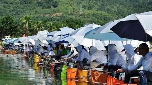 池塘|突然涨水怎么办？是否应当暂缓钓鱼要看天气，阴雨天可以钓、晴天最好等几天
