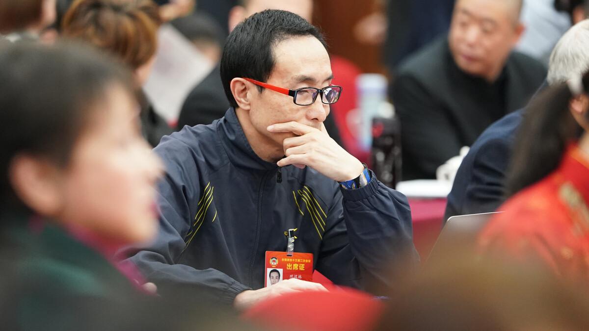 火箭队|巩汉林终于反击了！亮出身份并非球盲，幽默短剧嘲讽董路冯潇霆！