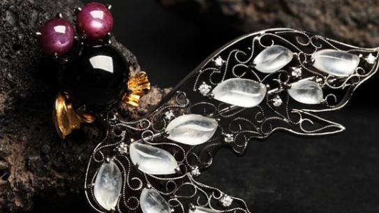 翡翠|翡翠这么难雕刻，为什么不用机器制作呢？因为那样就失去了灵魂