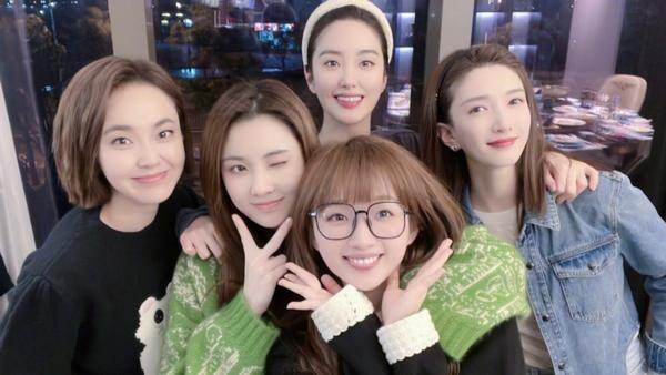 35岁江疏影亲自干活装扮豪宅，鲜花堆满地板，客厅设计低调奢侈