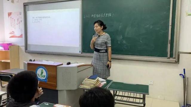 化妆品|“黑裙红唇”港式明星女教师火了，好看得让家长担心，怕教不好