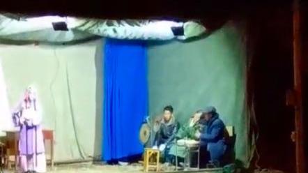 戏曲|泪目！甘肃一乡村戏却无人光顾，演员们在台上顶着冷风坚持演完