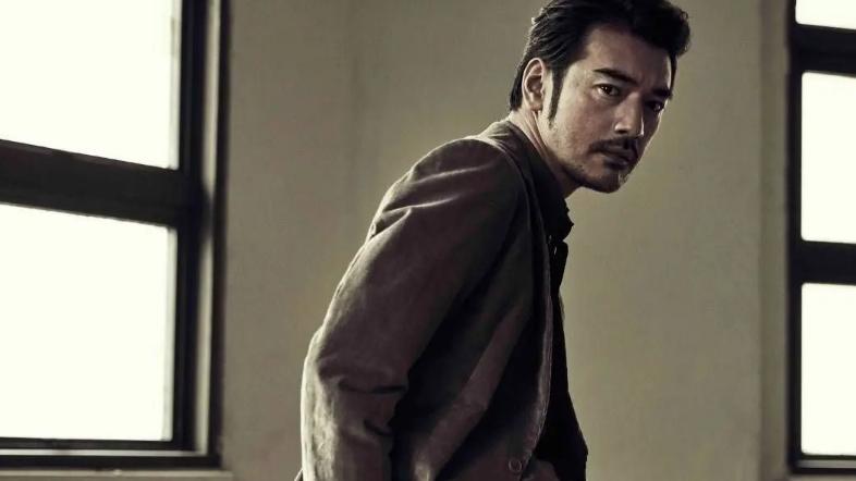 金城武|49岁的金城武拍杂志封面，没有化妆没有精修，还原真实的自己