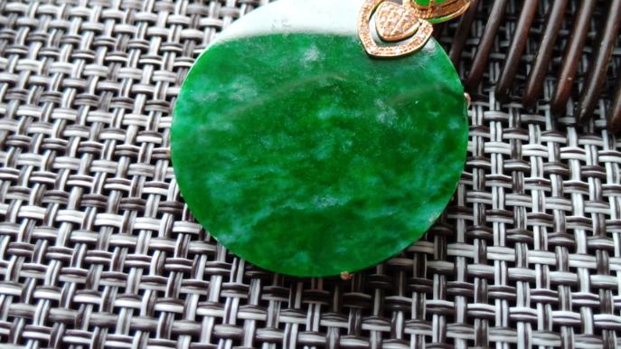 翡翠|花青种翡翠石常见的品种，属于一种中档产品，价值并不算高