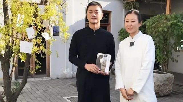 古典|孙楠一家四口合影，53岁妻子穿旗袍布鞋，身上自带古典温婉气质