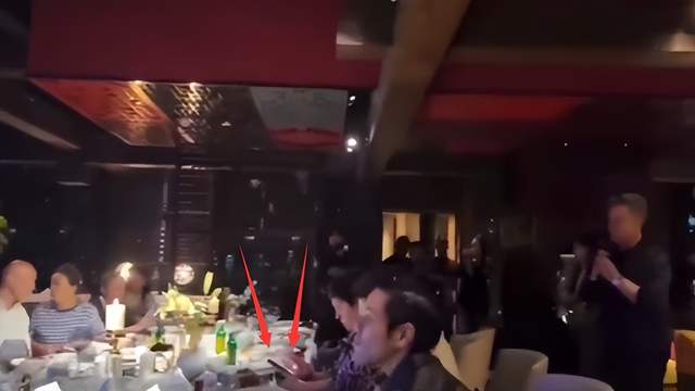 向华强|向华强全家赴高级晚宴，葛优罕见露面精神足，64岁阎维文当场献唱