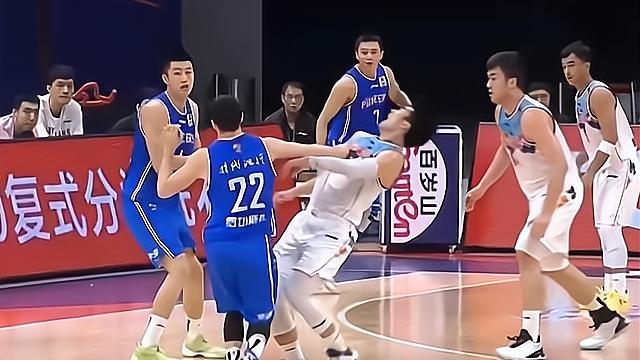 天津男篮|13-0！天津队被打懵，球队核心心态崩盘，怒推前国手发泄！