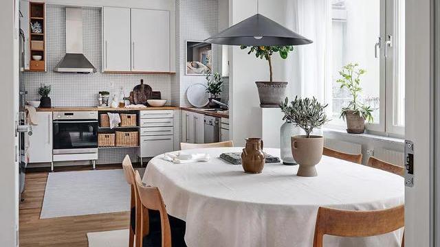 她家的顶层复式公寓，简洁有设计感，舒适温馨，一个人住太爽了