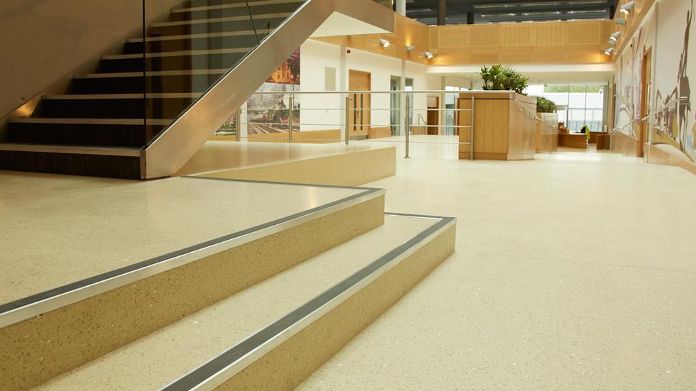 无机水磨石能不能在旧地面上翻新？